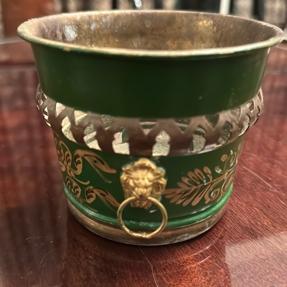 Tole Cache Pot Lion Head Ring
Handle Green Gold Pierced
Border country French - Picture 1 of 6